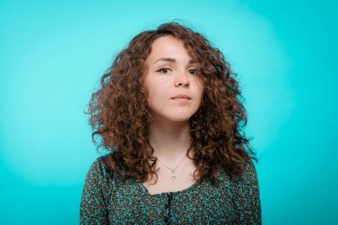 Stüdyo arka planında bir kadının portresi