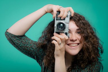 Stüdyo arka planında kamera olan kadın