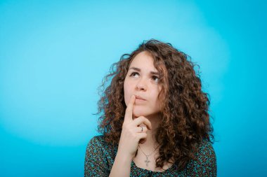 Kadın stüdyo geçmişine karşı düşünüyor.