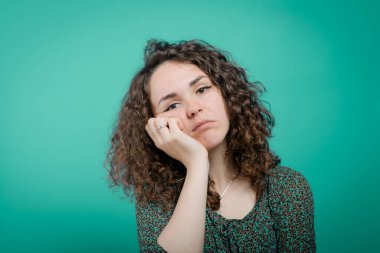 Kadın stüdyo geçmişine karşı düşünüyor.