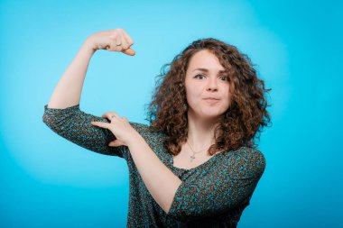 Kadın kaslarını gösteriyor.