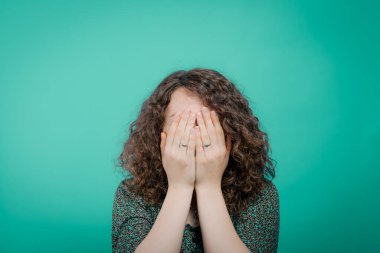  Kadın elini yüzünü kapatıyor.