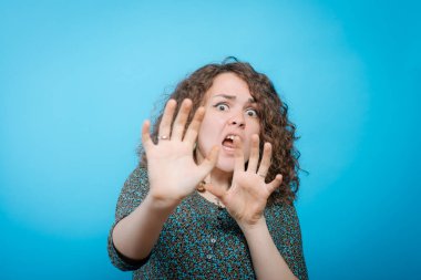 Kadın korkudan korkuyor.