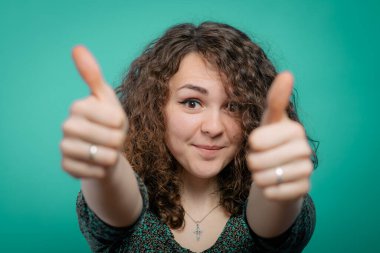 Başparmağını Yukarı Gösteren Kadın