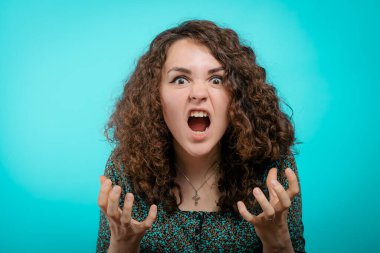 Stüdyonun arka planında kızgın çığlık atan kadın.