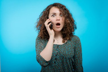 Stüdyo geçmişine karşı akıllı telefonu olan kadın.