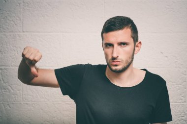 Adam baş parmak hareketi gösteriyor.