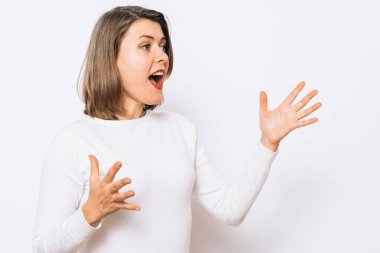 Stüdyonun arka planında kızgın çığlık atan kadın.