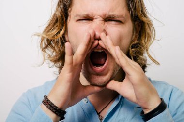 Birilerini ara. Stüdyo geçmişine karşı adam 