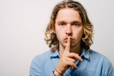 Adam parmağını onun dudaklarına koydu.