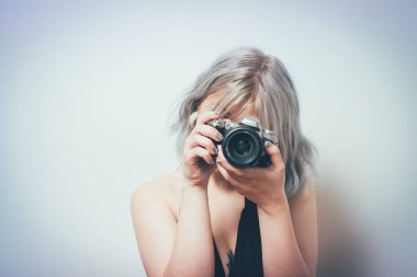 Stüdyo arka planında kamera olan kadın