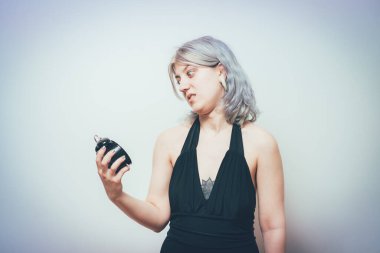 Stüdyo arka planında Saat Kadın