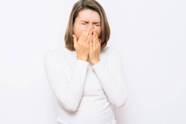 Esniyor. Stüdyo geçmişine karşı kadın