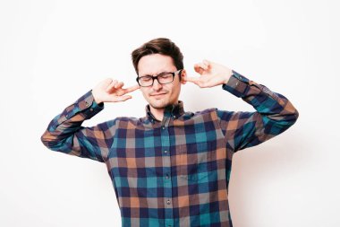 Kulaklarını kapat dostum.