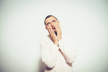 Adam stüdyo geçmişine karşı üzgün.