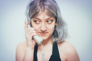 Ev telefonunda konuşan kadın, ev içinde.