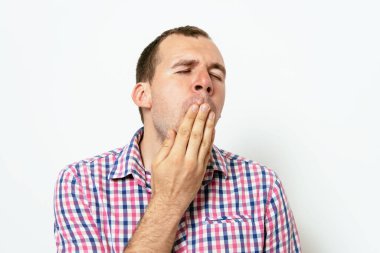 Esniyor. Stüdyo geçmişine karşı adam