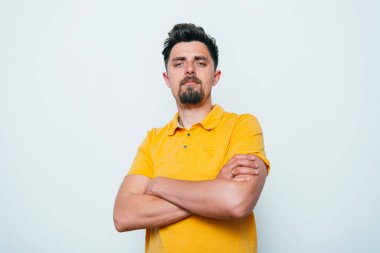 Kollarını kavuşturmuş bir adamın portresi.