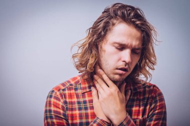 Boğazı ağrıyan adam stüdyo geçmişine karşı 