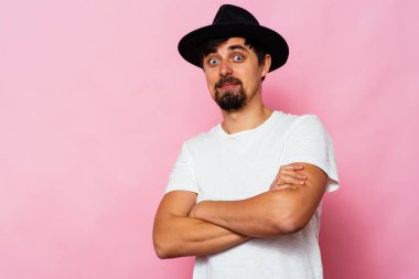 Kollarını kavuşturmuş bir adamın portresi.