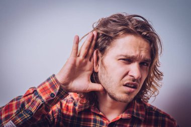 Kulak misafiri olur, dinlemeye çalışır..