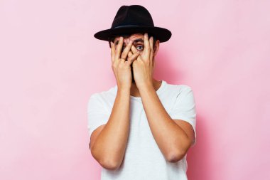 Parmaklarından İzle.