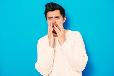 Adam korkudan korkuyor.