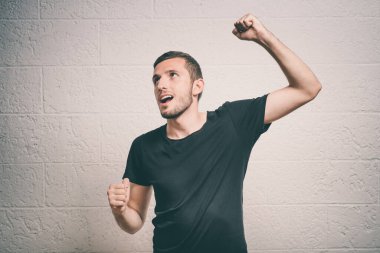 Neşeli, çok mutlu bir adam.