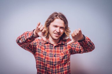 Adam baş parmak hareketi gösteriyor.