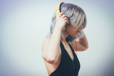 Stüdyoda kulaklık takan bir kadın.