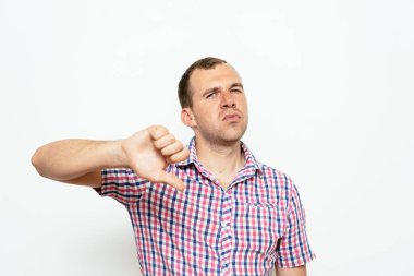 Adam baş parmak hareketi gösteriyor.