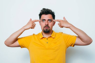 Parmağıyla şakağına dokunan öfkeli bir adamın yakın plan portresi. Delirdin mi sen??