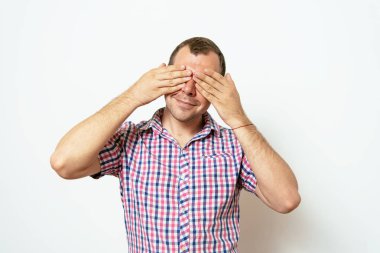 Yüzünü stüdyo geçmişine saklayan bir adam.