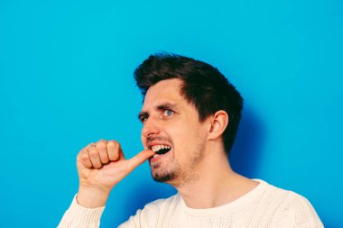 Adam tırnaklarını yiyor.