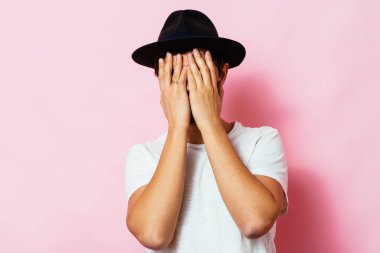 Erkekler gözlerini onun elleriyle kapatır.