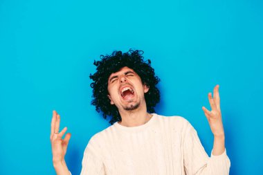 Neşeli, çok mutlu bir adam.