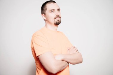 Kollarını kavuşturmuş bir adamın portresi.