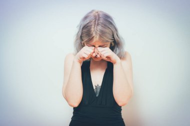 Stüdyo arka planında ağlayan kadın