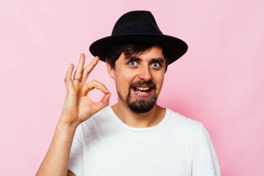 Adam her şeyin yolunda olduğunu gösteriyor, merak etme. Her şey yolunda. Jest yap. Portreyi kapat.