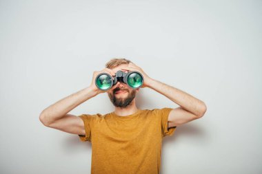 Dürbünlü bir adam. gri arkaplan