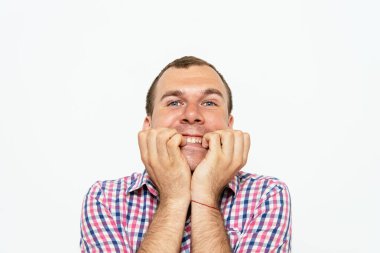 Adam stüdyo geçmişine karşı düşünüyor.