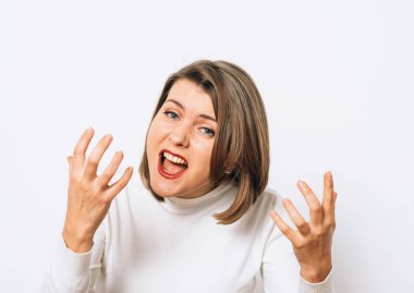 Stüdyonun arka planında kızgın çığlık atan kadın.