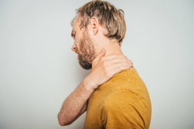 Boyun ağrısı. Arkadaki adam