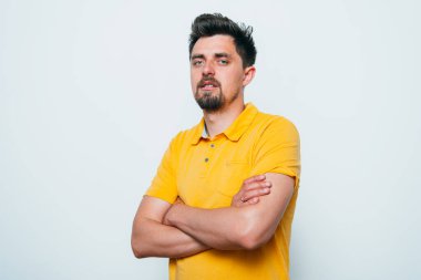 Kollarını kavuşturmuş bir adamın portresi.