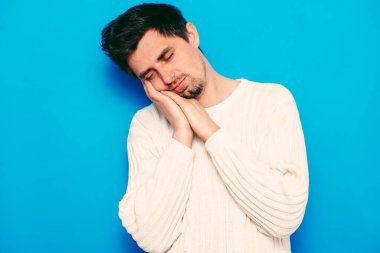 Uyu. Stüdyo geçmişine karşı adam 