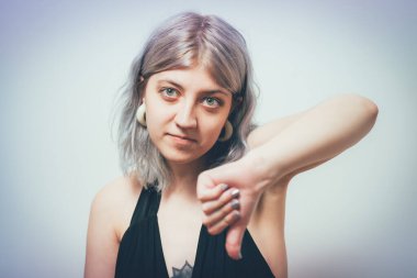 Kadın baş parmak hareketi gösteriyor.