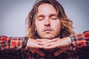 Uyu. Stüdyo geçmişine karşı adam 