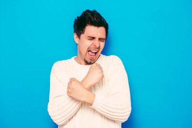 Neşeli, çok mutlu bir adam.