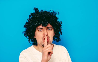 Adam parmağını onun dudaklarına koydu.