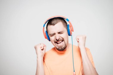 Kulaklıklı bir adam stüdyo geçmişine karşı.